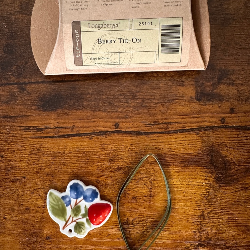 Longaberger Berry Basket Tie-On Ceramic Strawberry Blueberry #23101 NIB